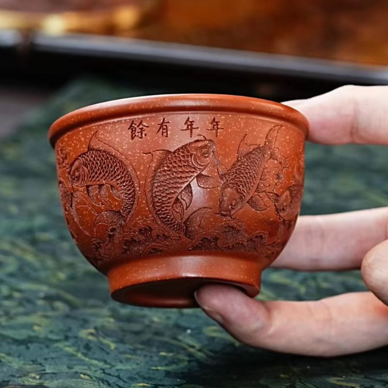 宜兴紫砂刻绘年年有鱼紫砂主人杯刻绘全手工紫砂杯容量170毫升