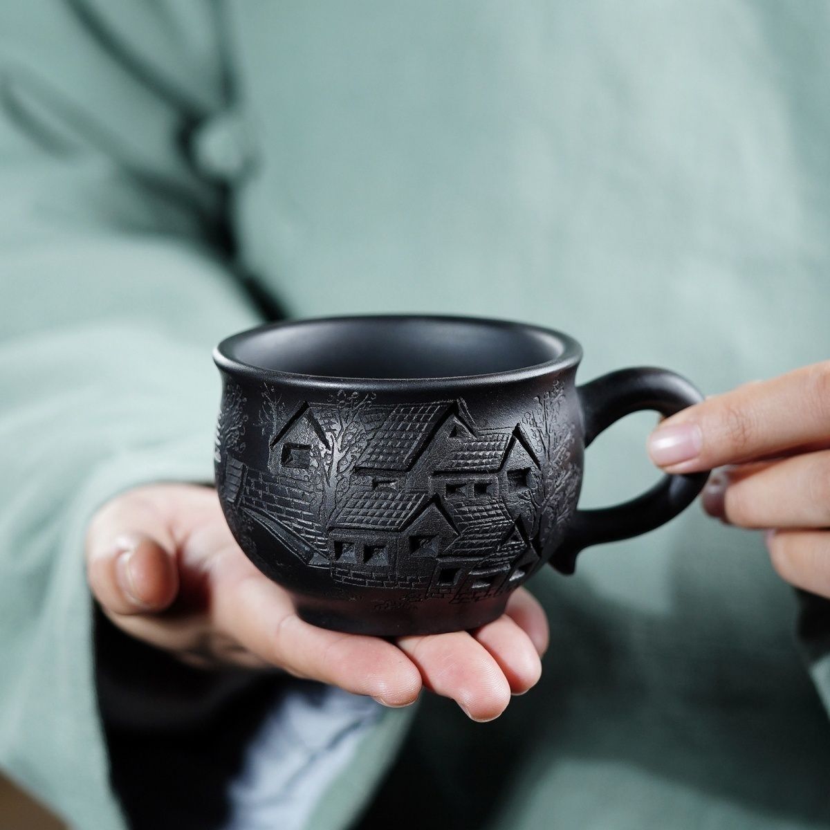 宜兴精品紫砂原矿高纯度石黄手工刻绘江南风房屋带把主人杯