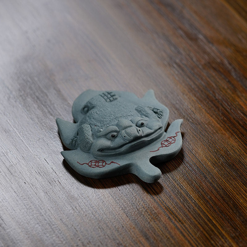 Handmade purple clay frog ornament, crafted by Yixing artisans, ideal for tea tables as a creative gift.
