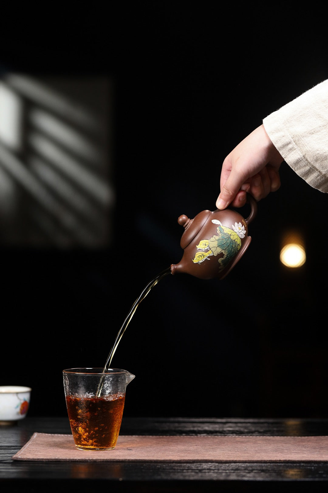 【荷塘月色】 制壶 万庆元(国家级高级工艺美术师)原矿紫泥 容量260cc 14孔