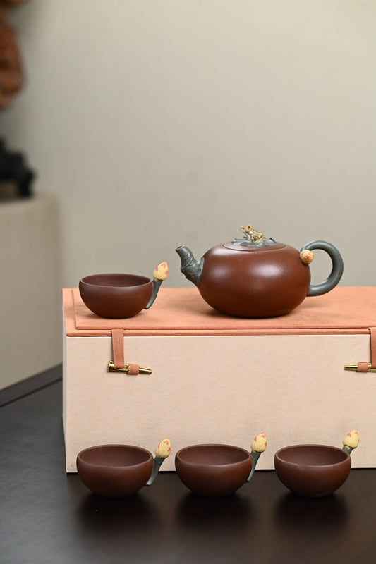 『蛙趣』一壶四杯 原矿紫泥·容量360cc·14孔出水·陈华军(国家级工艺美术师)
