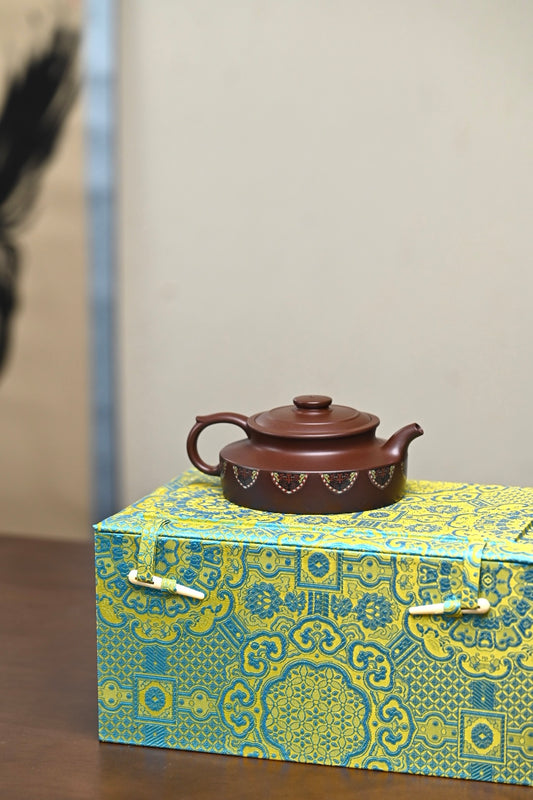 『古卣华亭』 一厂老紫泥·容量290cc·9孔出水·王岳龄·国家级正高级工艺美术师(双研高)