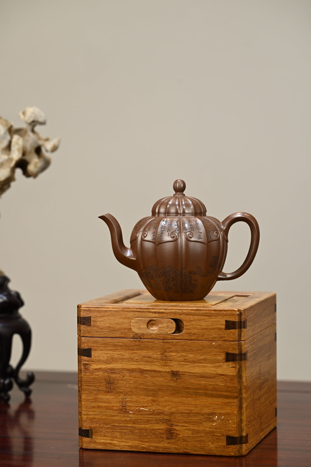 银台醉客·全手工（省大师桑黎兵刻绘+双证书）容量420cc 特级紫泥– ZishaTeapotChina