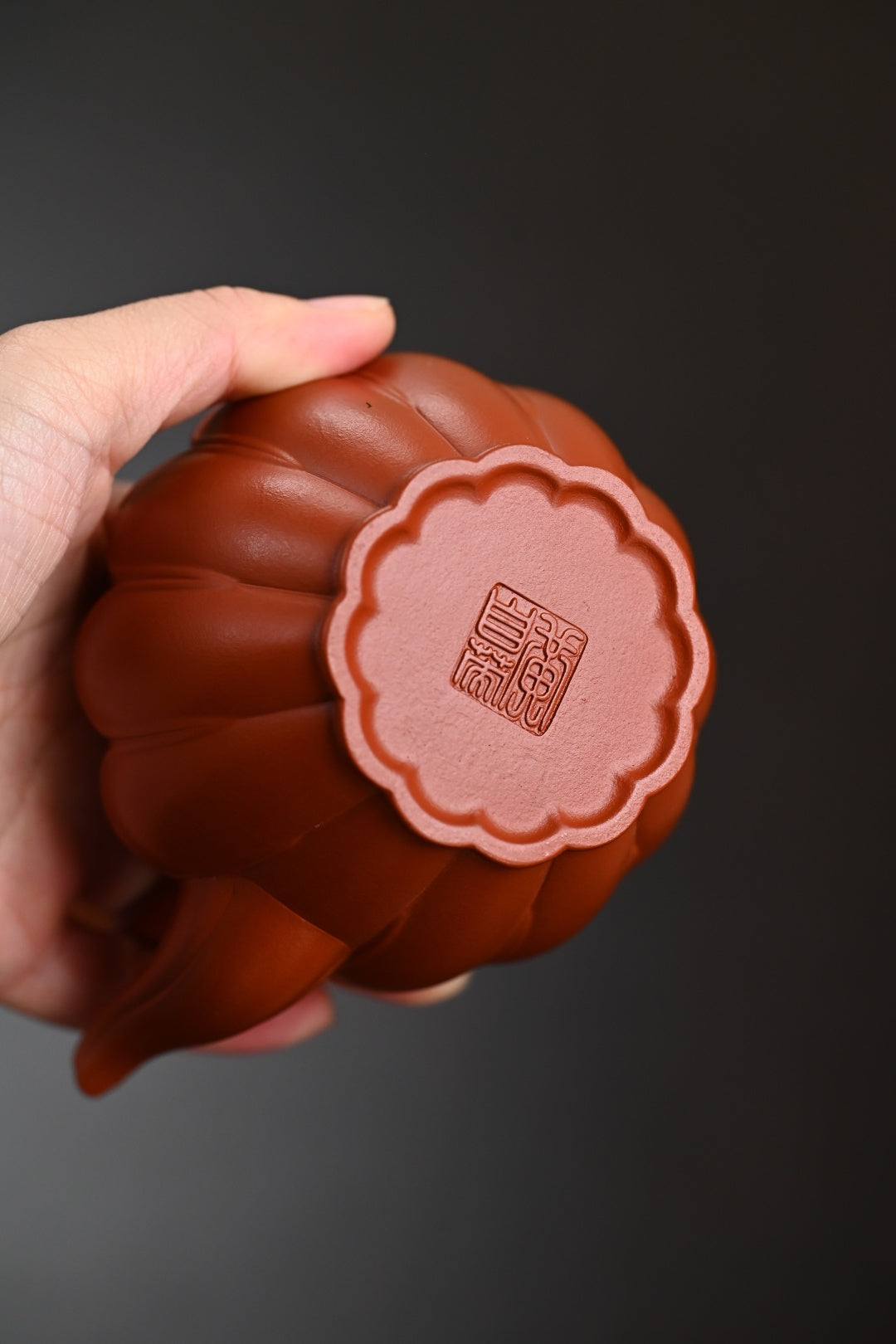 『莲花提梁』 原矿朱泥·容量280cc·19孔出水·黄自英(研究员级高级工艺美术师)