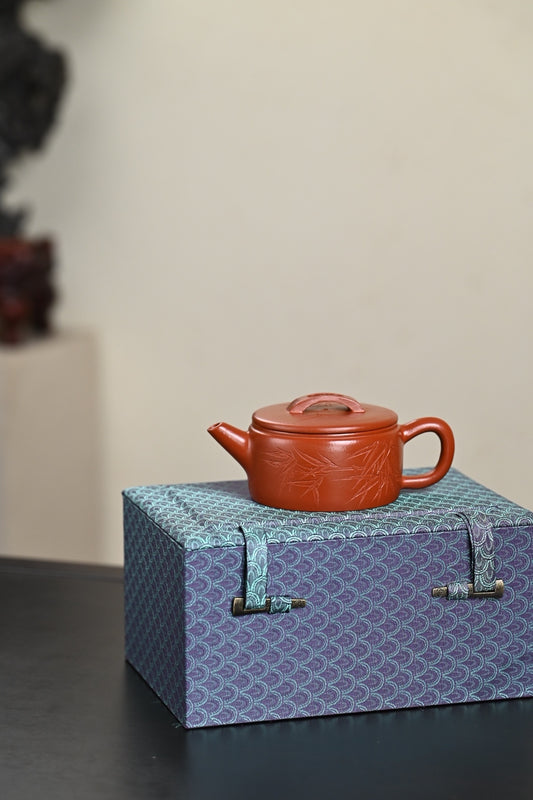 『汉瓦』刻竹 极品皱皮朱泥·容量170cc·9孔出水·内推·陈华军(国家级工艺美术师)