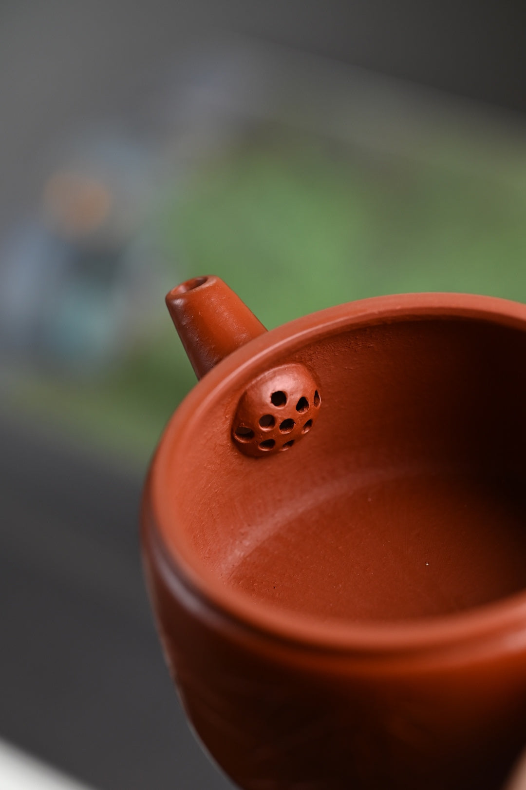 『汉瓦』刻竹 极品皱皮朱泥·容量170cc·9孔出水·内推·陈华军(国家级工艺美术师)