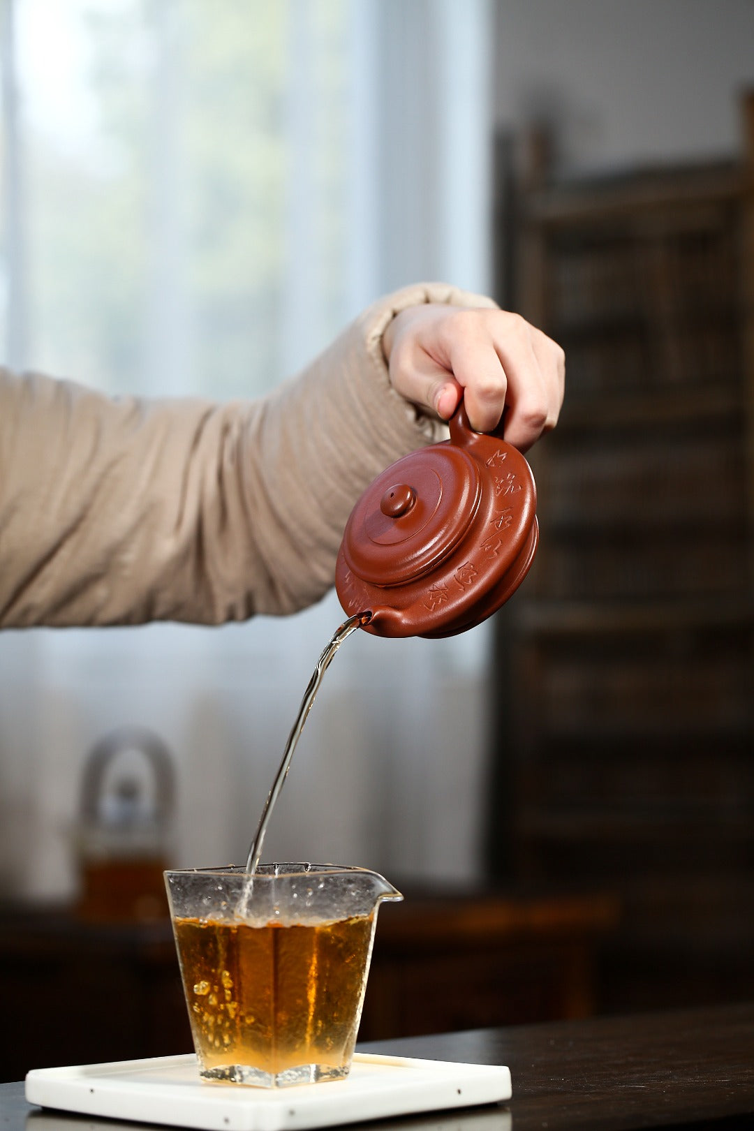 【虚扁】 制壶:刘彩萍(国家级工艺美术师) 泥料:原矿小煤窑朱泥 容量:170cc