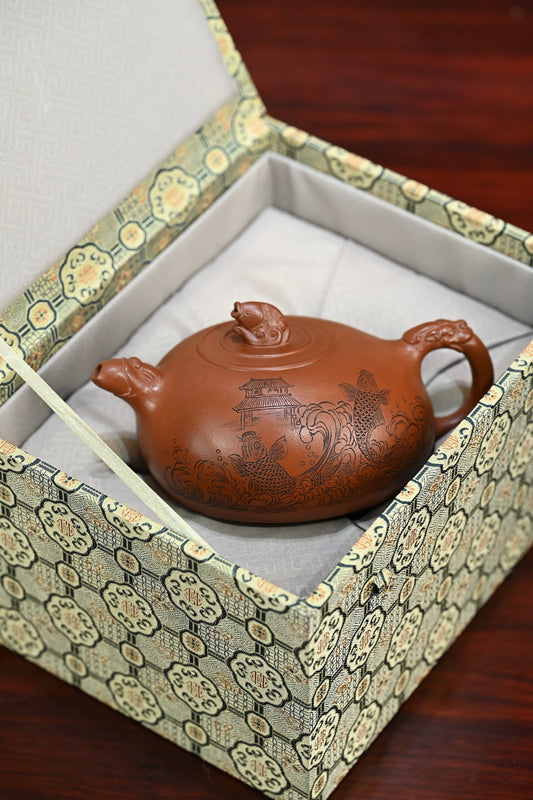 鱼跃龙门·全手工(省大师桑黎兵刻绘+双证书)容量430cc/特级红皮龙