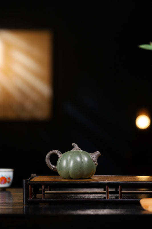 【南瓜壶】 制壶:范俊华(国家级工艺美术师) 泥料:原矿绿泥 容量:170cc