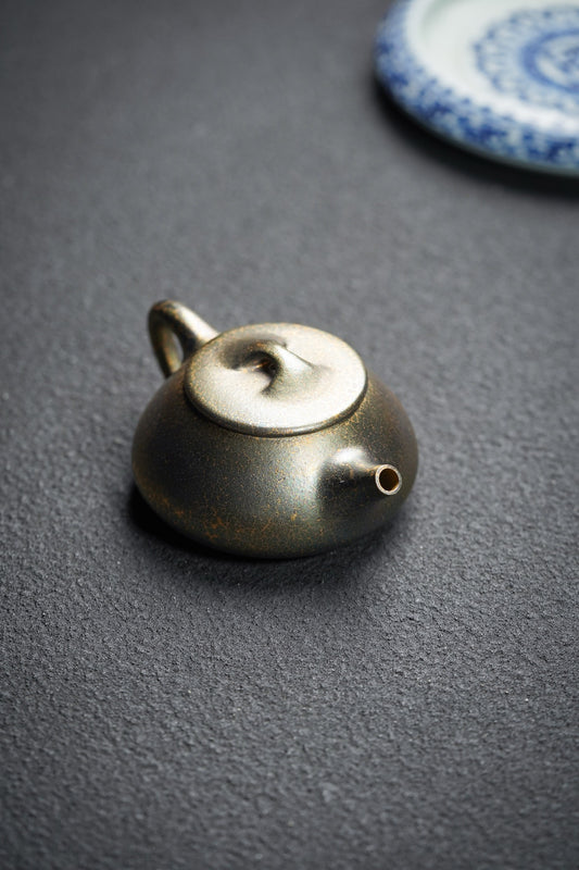 【名称】石瓢 【泥料】黄金段泥(贝壳烧)【容量】130Cc~16孔出水 【底款】范佳一