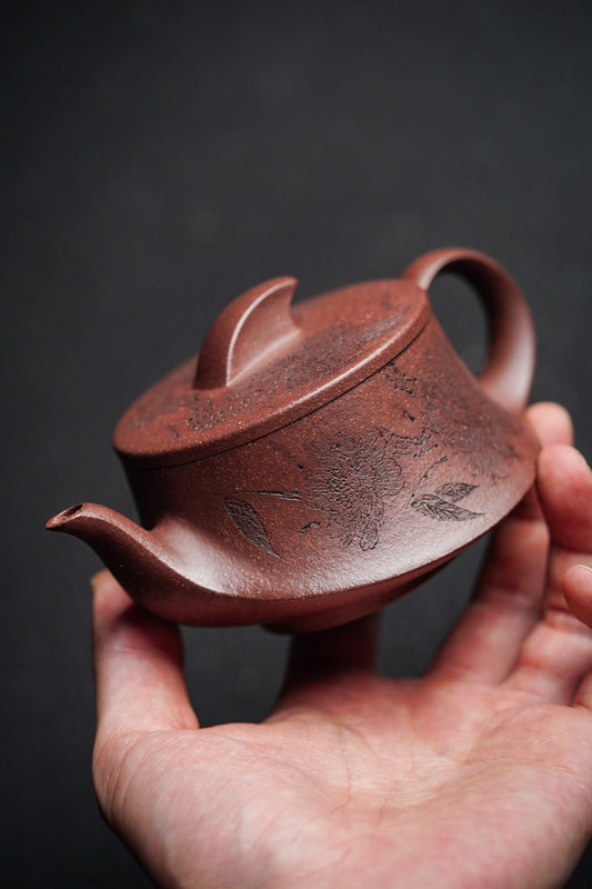 【名称】一帆风顺 【泥料】老紫泥 【容量】200Cc~14孔出水 【作者】路遥