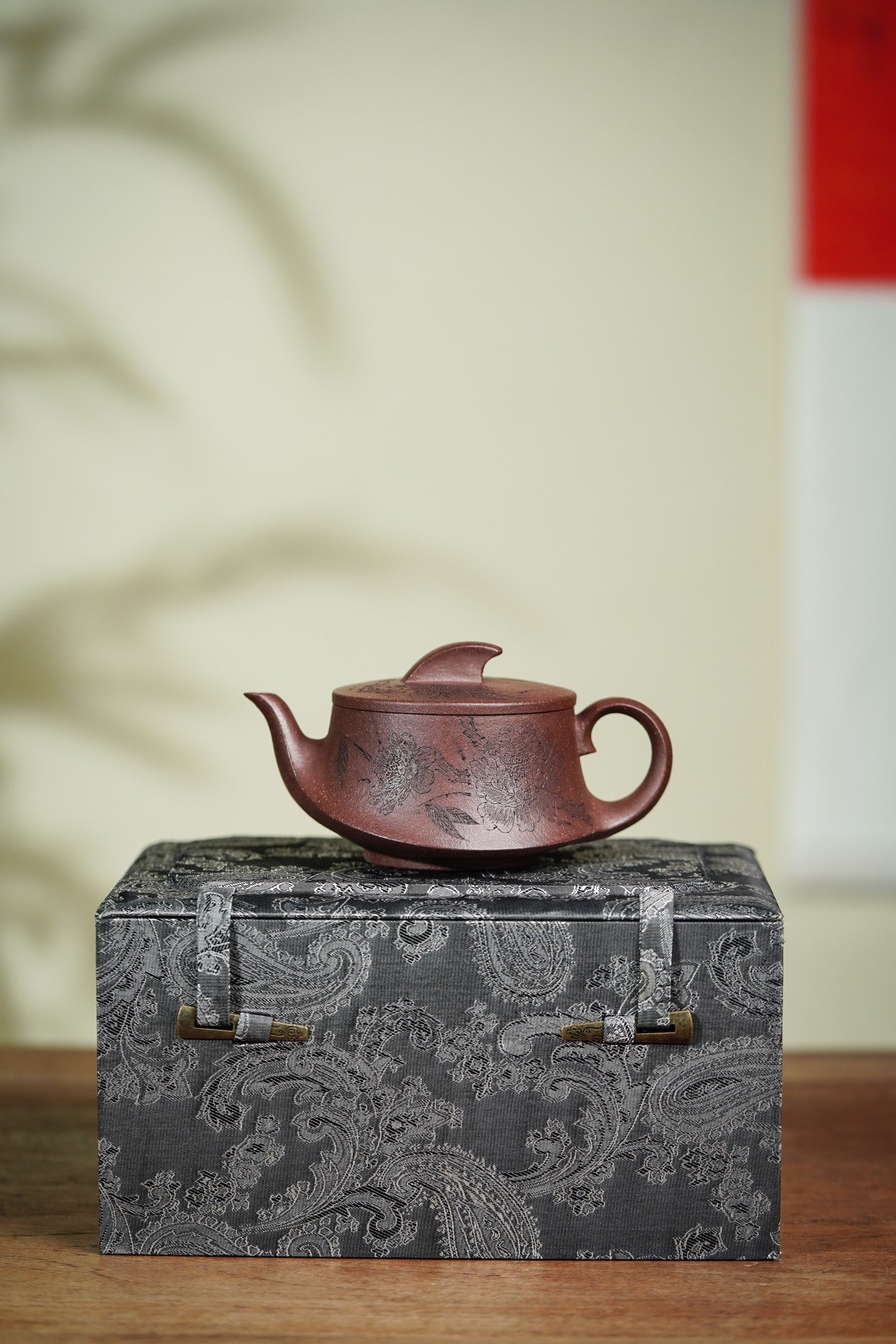 【名称】一帆风顺 【泥料】老紫泥 【容量】200Cc~14孔出水 【作者】路遥