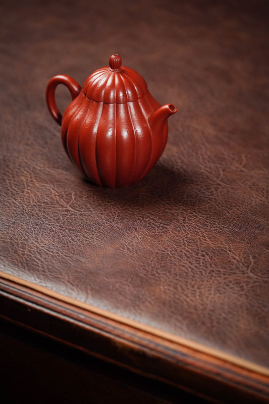 【名称】菊蕾壶 【泥料】原矿朱泥 【容量】160CC~内推7孔出水 【底款】董宝珍