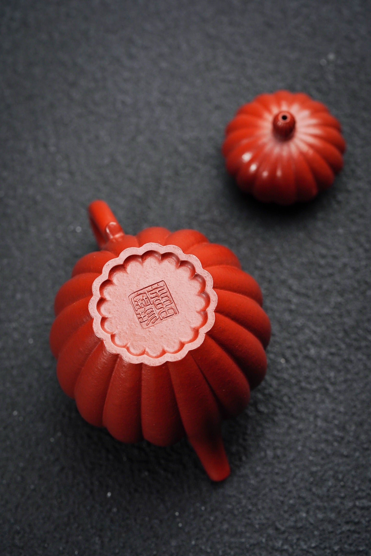 【名称】菊蕾壶 【泥料】原矿朱泥 【容量】160CC~内推7孔出水 【底款】董宝珍