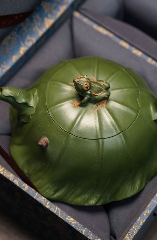 蒋艺华大师·重器传承·紫砂七老花器泰斗蒋蓉唯一传人【荷塘清趣壶】家传极品绿泥·380cc