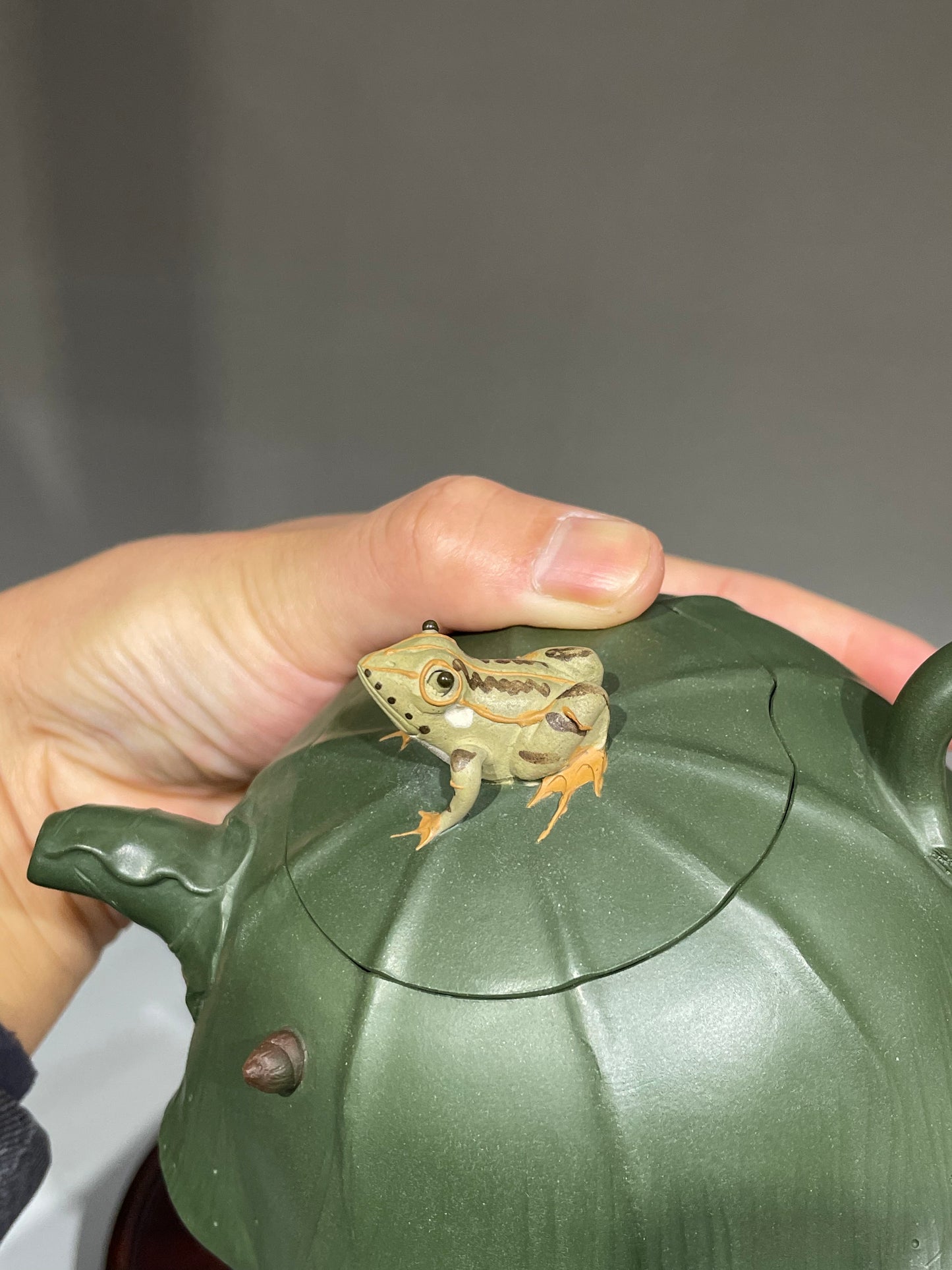 蒋艺华大师·重器传承·紫砂七老花器泰斗蒋蓉唯一传人【荷塘清趣壶】家传极品绿泥·380cc