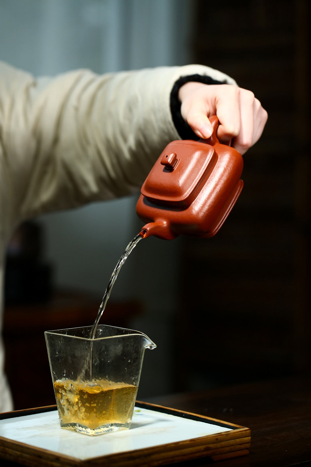 配持壶照 【四方传炉】 制壶:刘彩萍(国家级工艺美术师) 泥料:原矿粗砂朱泥 容量:225cc