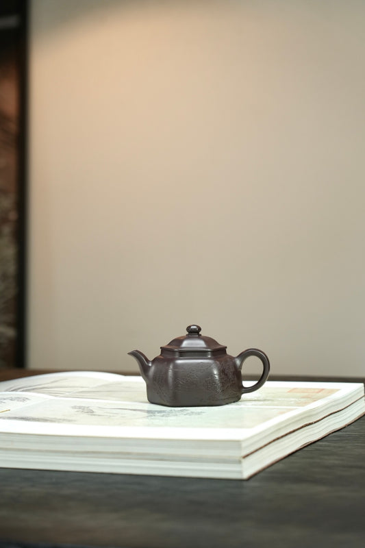 【耿浩方器 礼藏当代】 紫砂界80后方器巨匠扛鼎之作《六方怀隐壶》原矿极品90纯老紫泥·190cc(诗年刻绘)