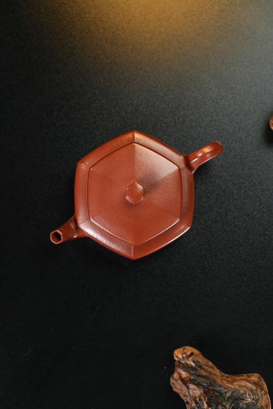 【耿浩方器 礼藏当代】 紫砂界80后方器巨匠扛鼎之作《弘道六方壶》原矿极品大红袍·160cc