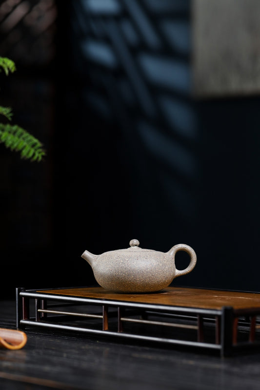 【扁西施】 制壶:朱正琴(国家级工艺美术师) 泥料:原矿10目粗砂段泥 容量:200cc