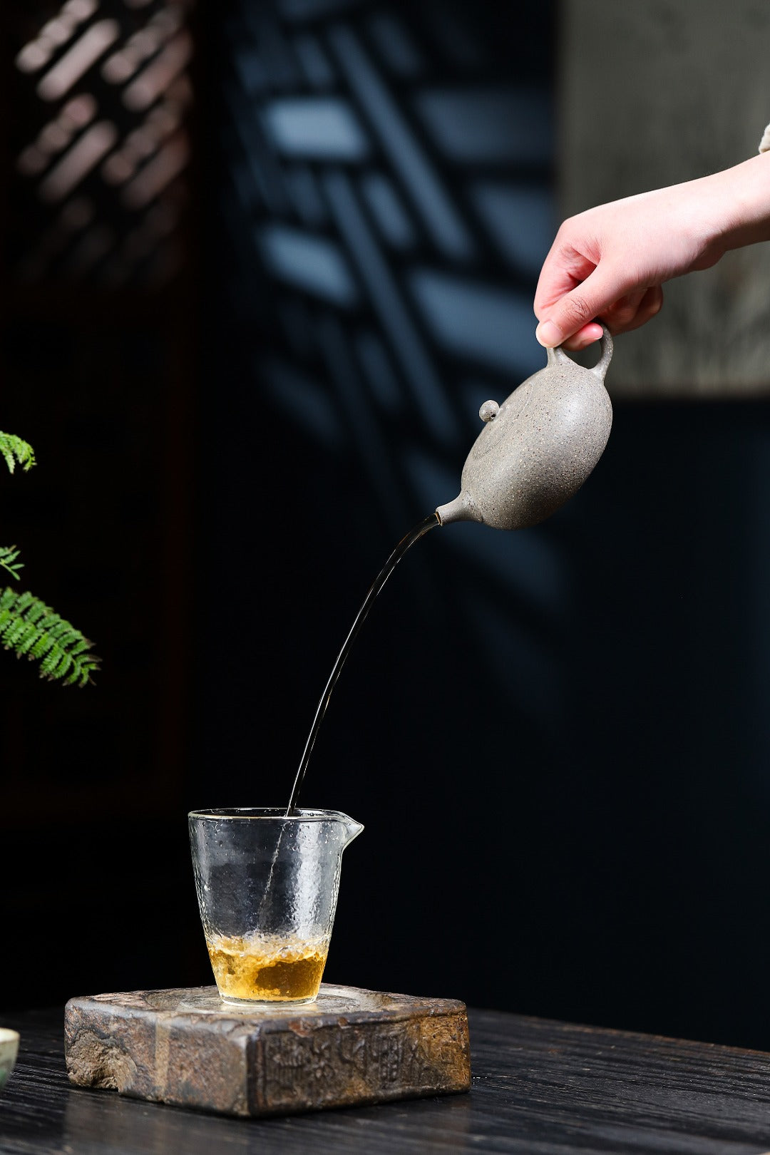 【扁西施】 制壶:朱正琴(国家级工艺美术师) 泥料:原矿10目粗砂段泥 容量:200cc