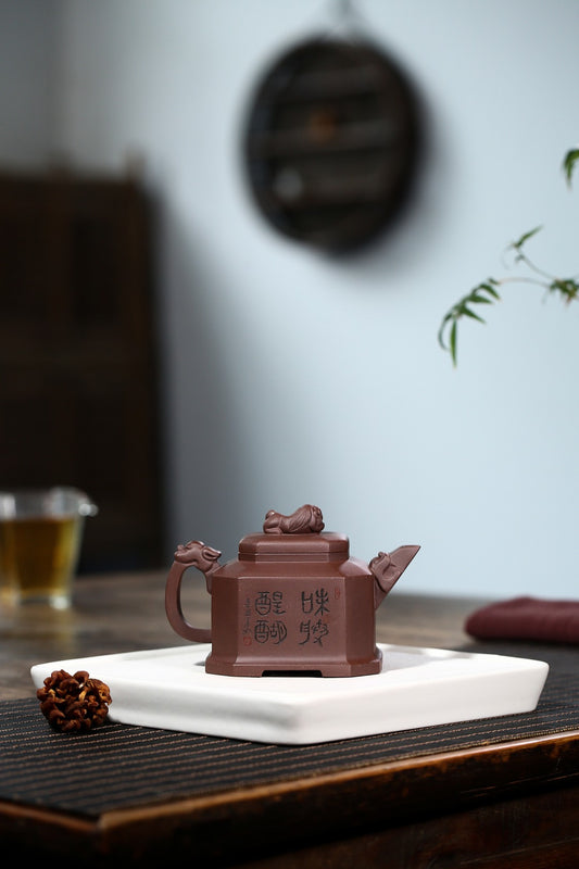 配持壶照 【八方狮球】 制壶:刘彩萍(国家级工艺美术师)原矿紫泥 容量:310cc