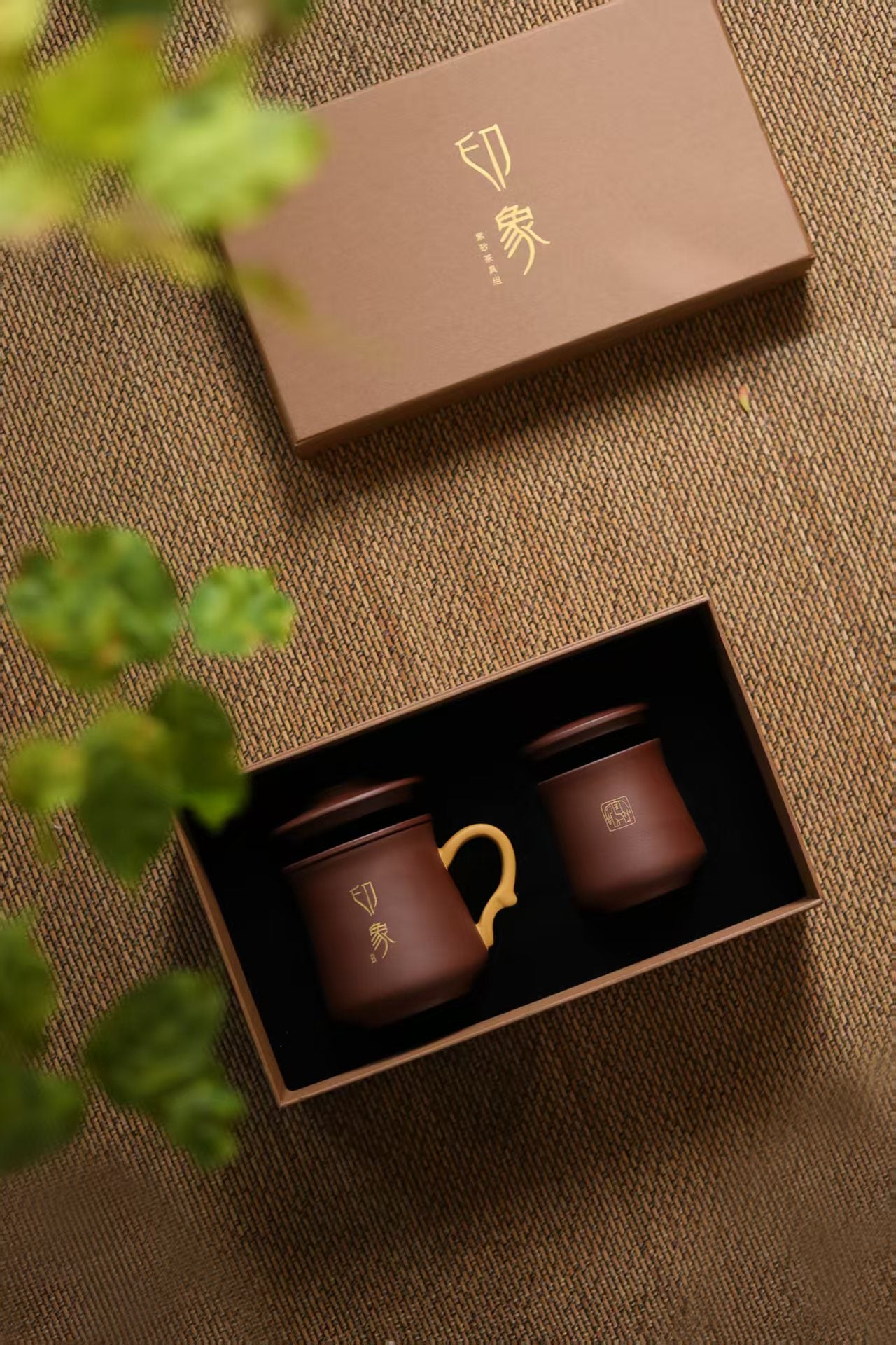 东方印象套组:配置:盖杯三件套 醒茶罐 泥料:紫泥 段泥 容量:盖杯300ml 醒茶罐200ml