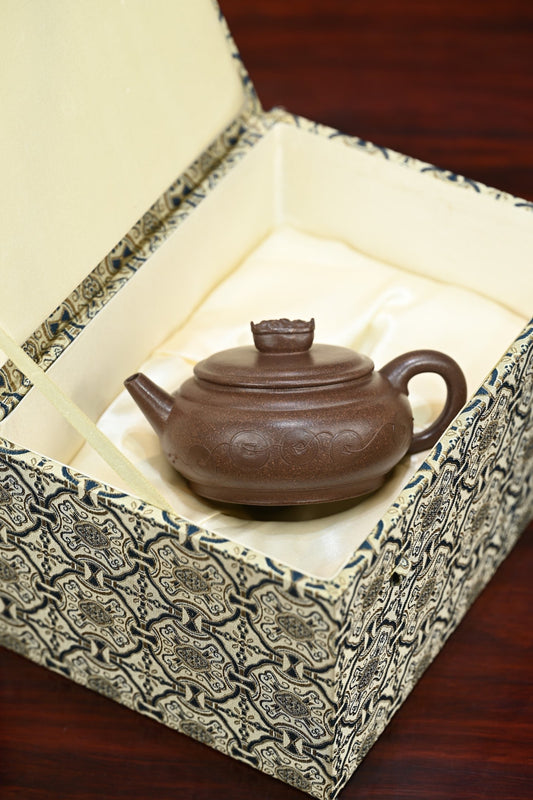 聚宝盆·全手工 本色泥绘 /容量250cc/极品老段泥 身身俊秀稳重,剑流壶嘴舒展清和