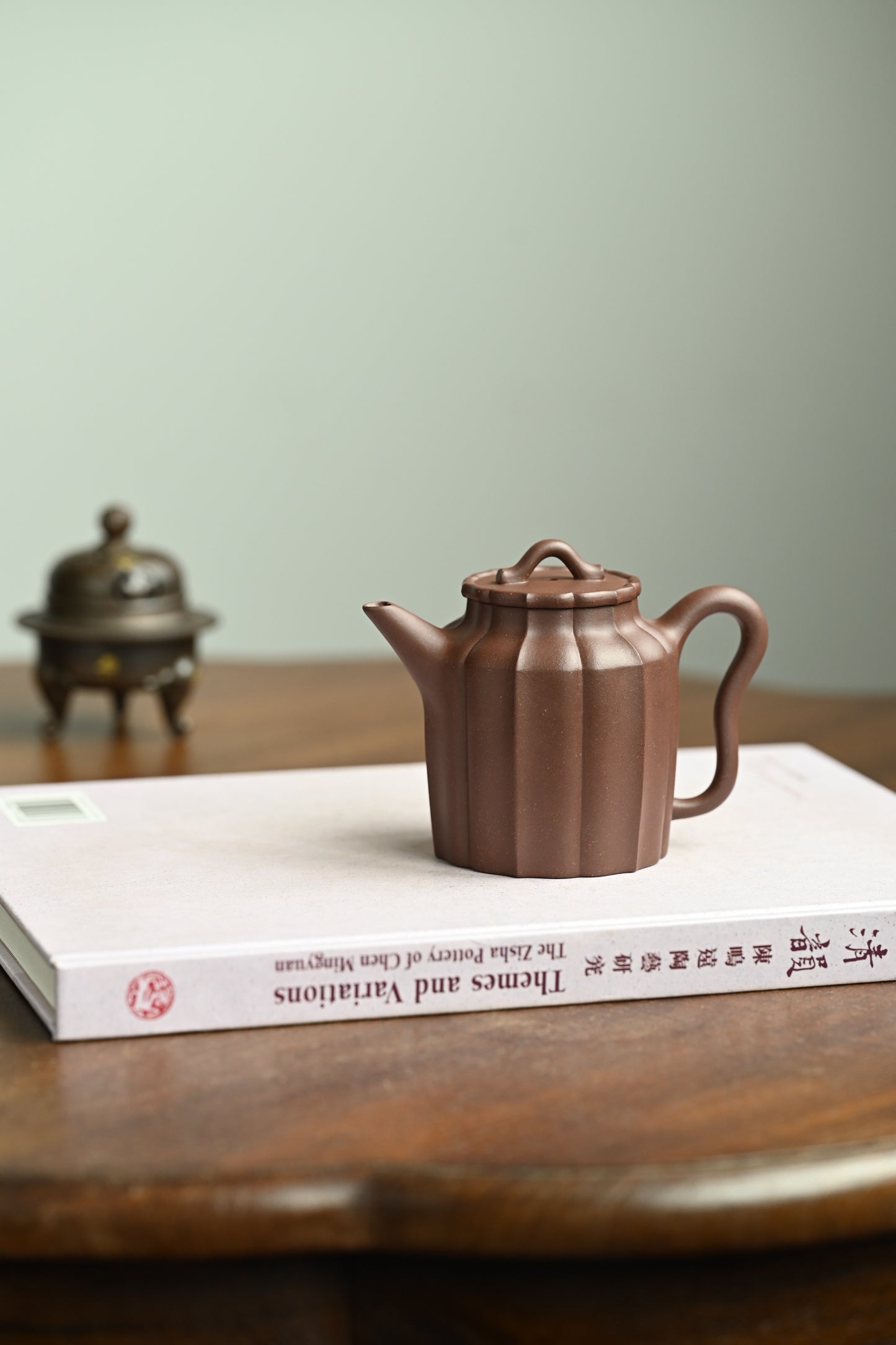 明执·全手工 容量220cc/原矿底槽清 壶身俊秀高挺,筋纹线条柔美中见棱见角