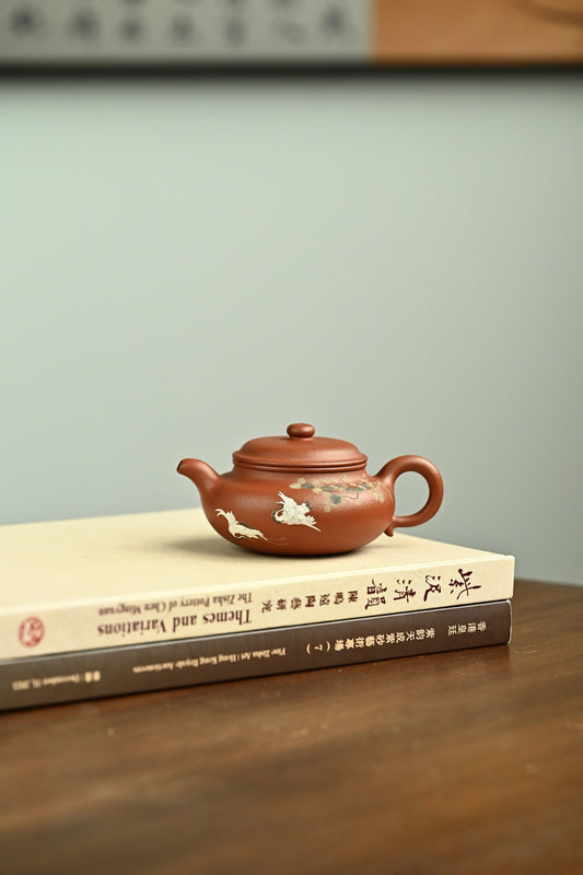 仿古·全手工 /凌丝思泥绘/徐峰刻绘 /容量150cc/极品紫泥 壶体在扁圆中求韵味,流把气韵相通,玉润饱满,干净纯粹