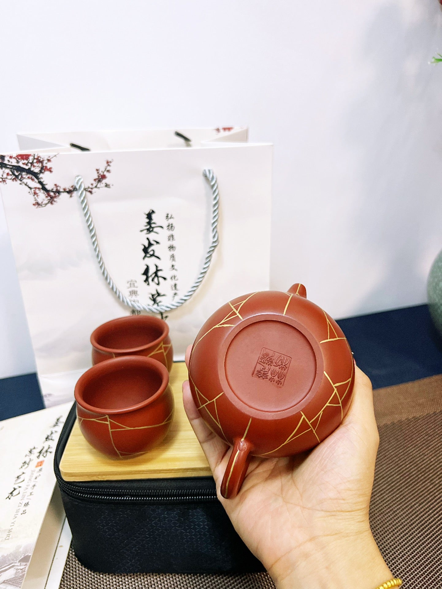 【冰纹仿古套装】 一壶两杯描24K金 泥料:原矿大红袍 泥料:大红袍 作者:姜发林容量:壶180cc小杯50cc