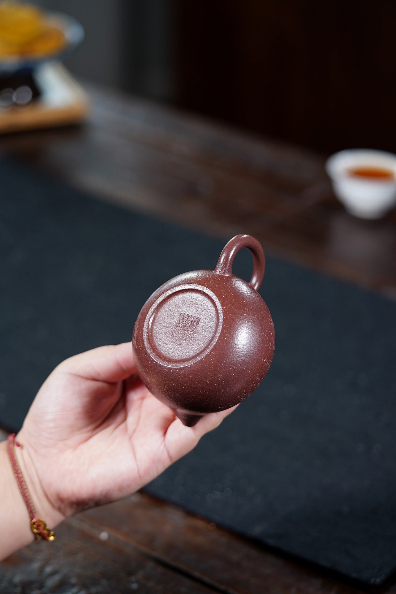 壶名:涧兰幽芬(西施) 作者:韩慧琴 泥料:紫玉金沙 容量:230cc