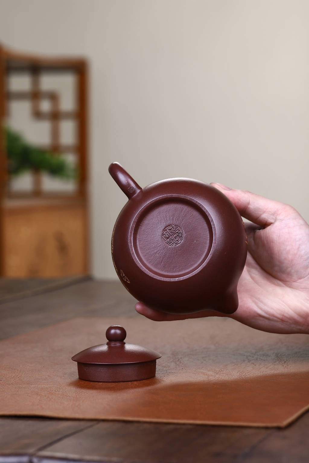 收藏作品:【西施】 作者:范锡军(国家高级工艺美术师)字(茶墨全) 泥料:原矿老紫泥(家藏老料) 容量:320cc 刻绘:韩小虎(研高双省名人) 工艺:手工鎏金 全手工亲制