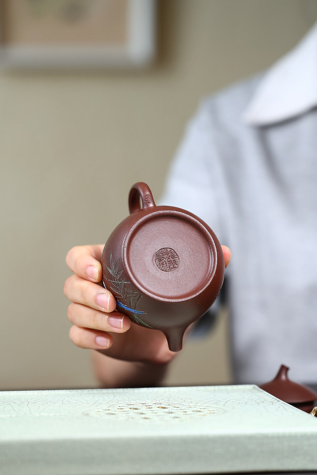 《茄瓜》 国家级工艺美术师 鲍玉华 装饰:李玮(江苏省陶瓷艺术大师,正高)原矿家藏老紫泥,150cc,内推球孔出水