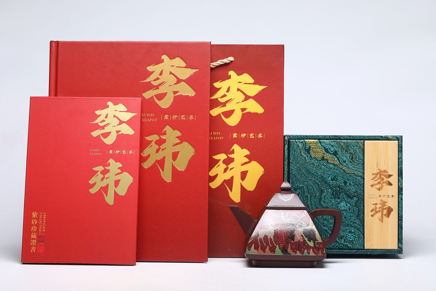 《宝塔·九色鹿》 作者简介:李玮 中国陶瓷设计艺术大师 正高级工艺美术师 作品简介:原矿一厂深井极品老紫泥,420cc