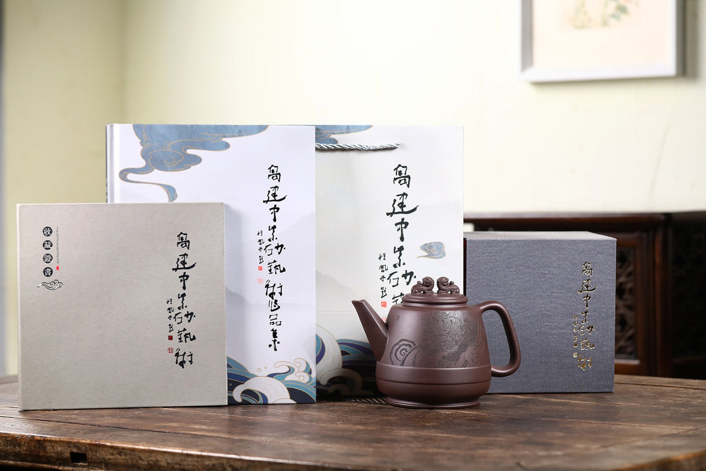 《双狮献瑞》 作者简介:高建中 研究员级高级工艺美术师 正高级工艺美术师 作品简介:原矿老紫泥,720cc,菱形19孔出水