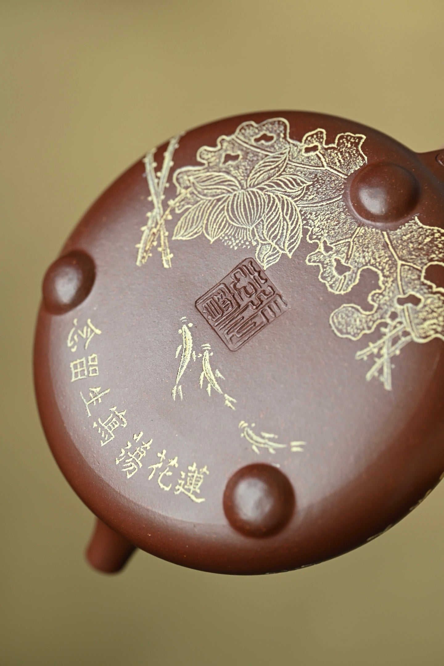 景舟石瓢·全手工 /容量300cc/原矿底槽清 壶身呈梯形,曲线柔和流畅