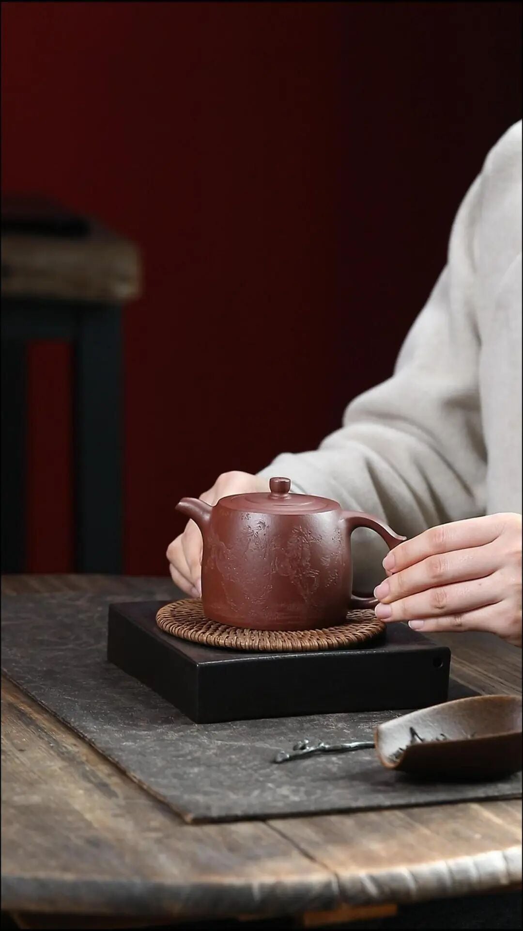 “天马六骏井栏壶”所选用的 正是被誉为“泥中黄金”的黄龙山四号井底槽清 260CC