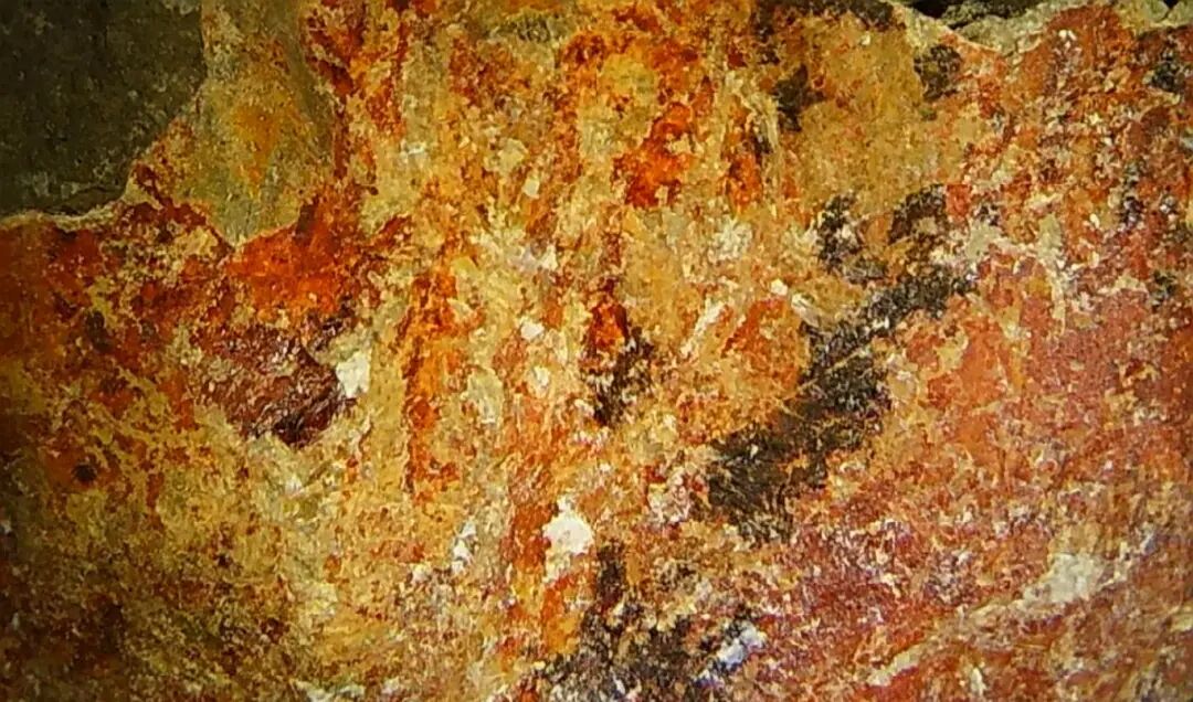 黄龙山原矿五彩段泥制作的过桥扁腹壶 容量为240cc 全手工定制