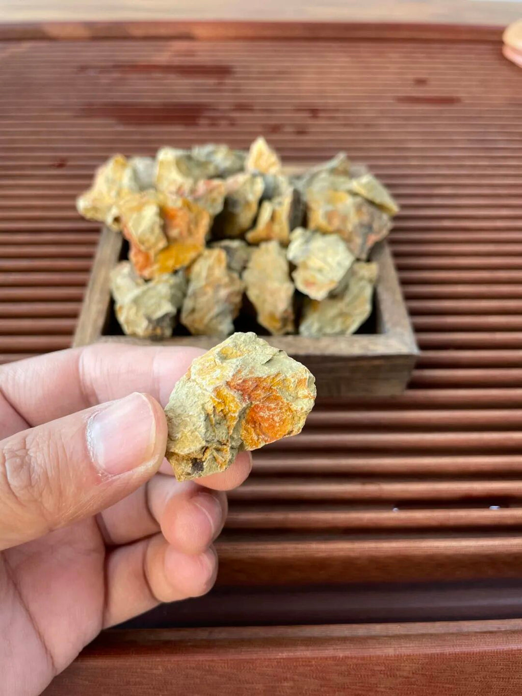 黄龙山原矿五彩段泥制作的过桥扁腹壶 容量为240cc 全手工定制