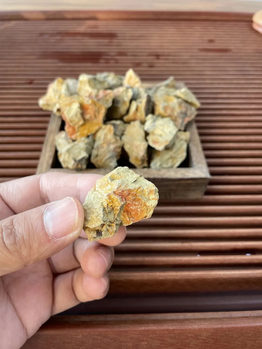 黄龙山原矿五彩段泥制作的过桥扁腹壶 容量为240cc 全手工定制