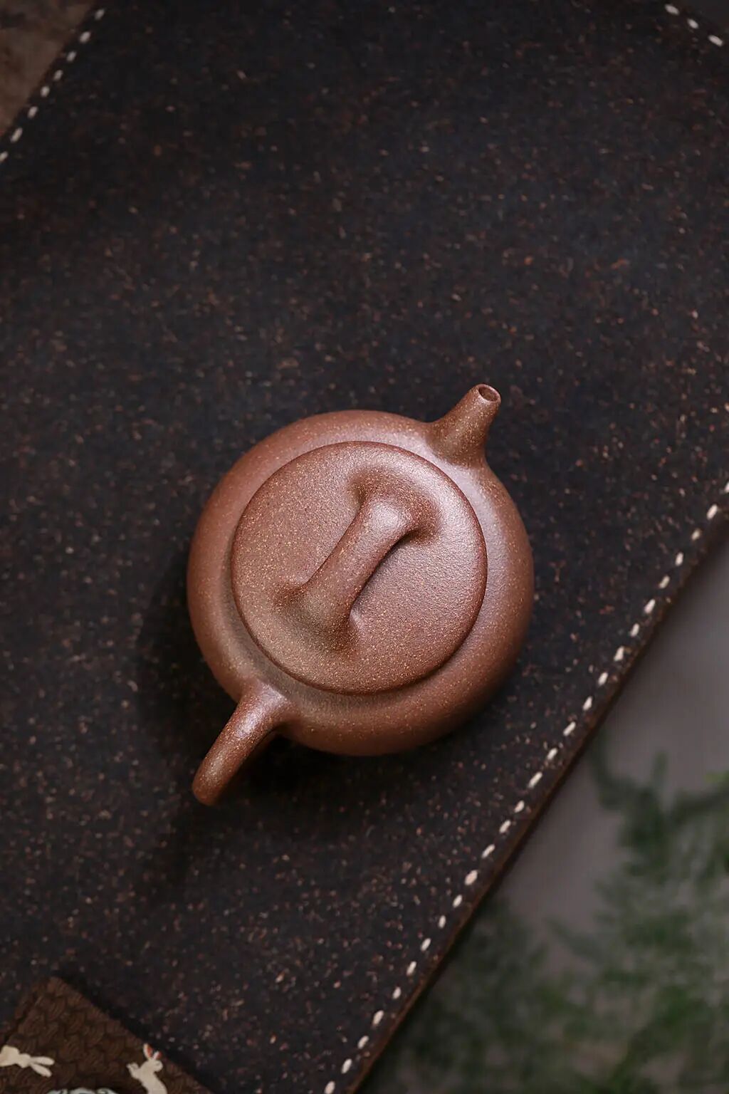 黄龙山原矿五彩段泥制作的过桥扁腹壶 容量为240cc 全手工定制