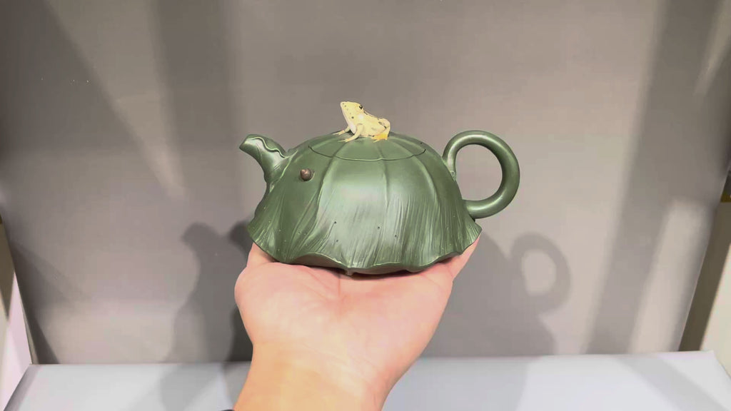 蒋艺华大师·重器传承·紫砂七老花器泰斗蒋蓉唯一传人【荷塘清趣壶】家传极品绿泥·380cc