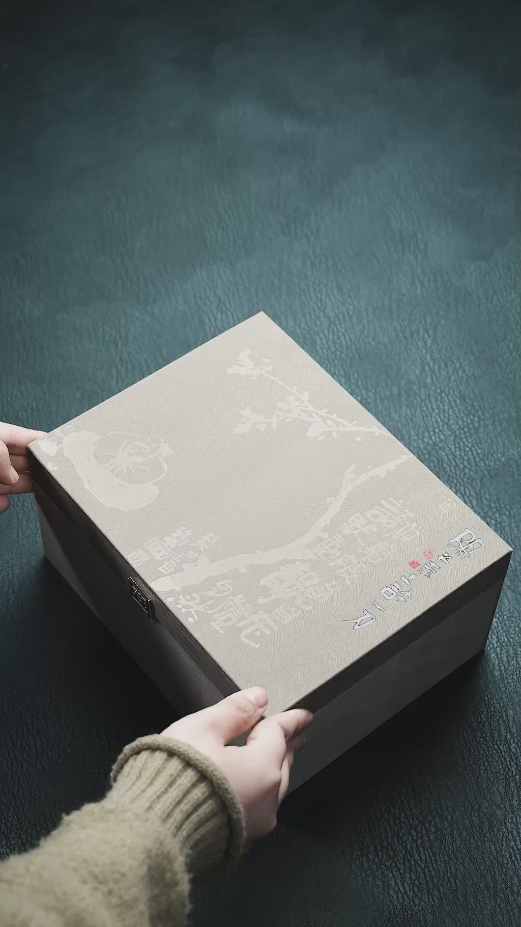 大运壶·唐俊芳制（甲辰龙年新品）·许卫国（许一刀）刻绘·蟹壳青·180cc诸事大吉，竹报平安