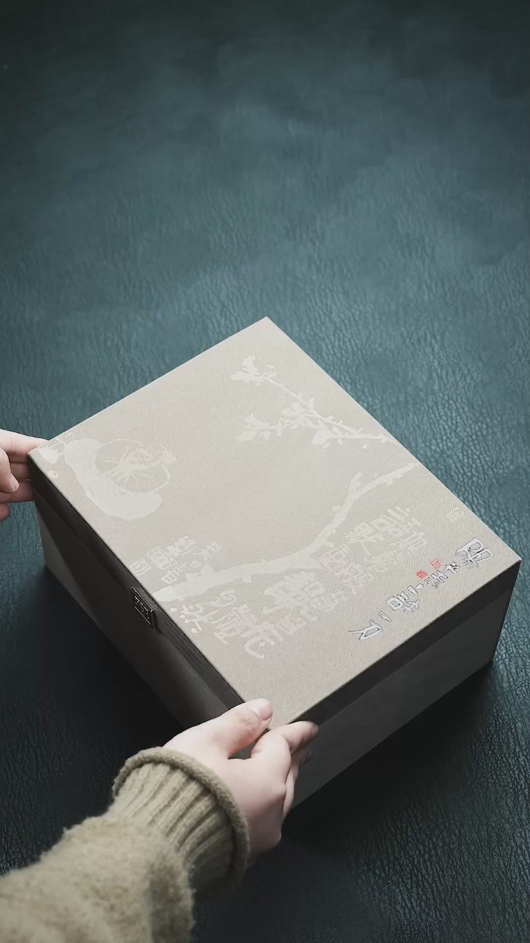 大运壶·唐俊芳制（甲辰龙年新品）·许卫国（许一刀）刻绘·蟹壳青·180cc诸事大吉，竹报平安