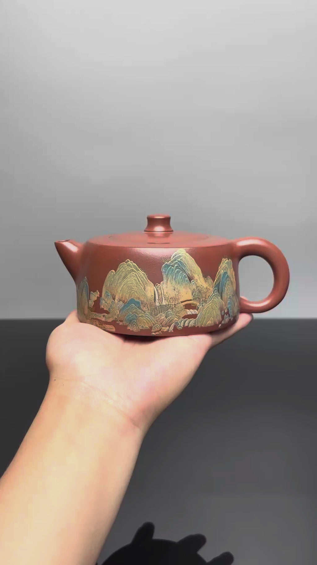 紫砂封神·泥绘江山江建翔高徒·杜益君制壶｜张毅/魏颖巅峰泥绘《天际壶》原矿优质底槽青·450cc（真金装饰）