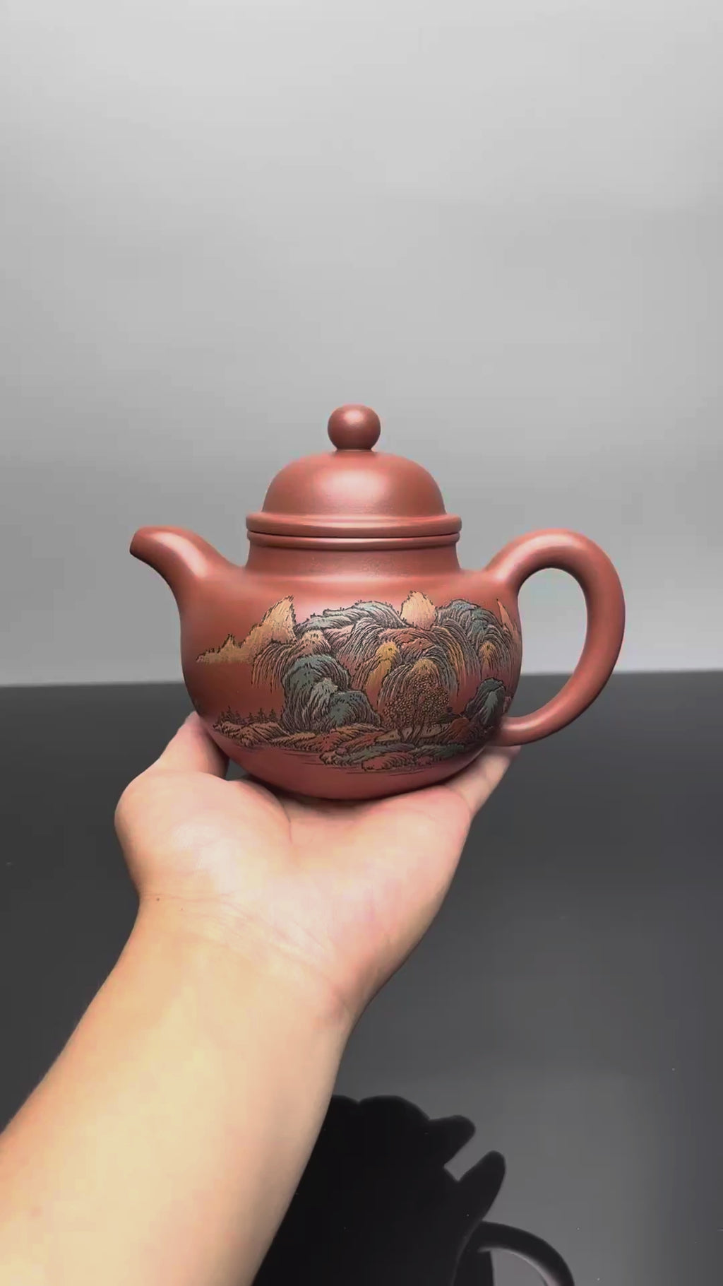 【紫砂藏界 稀缺孤品】古法彩刻巨匠·李峰大师～杜益君联袂款《寿珍掇球》原矿优质底槽清·500cc