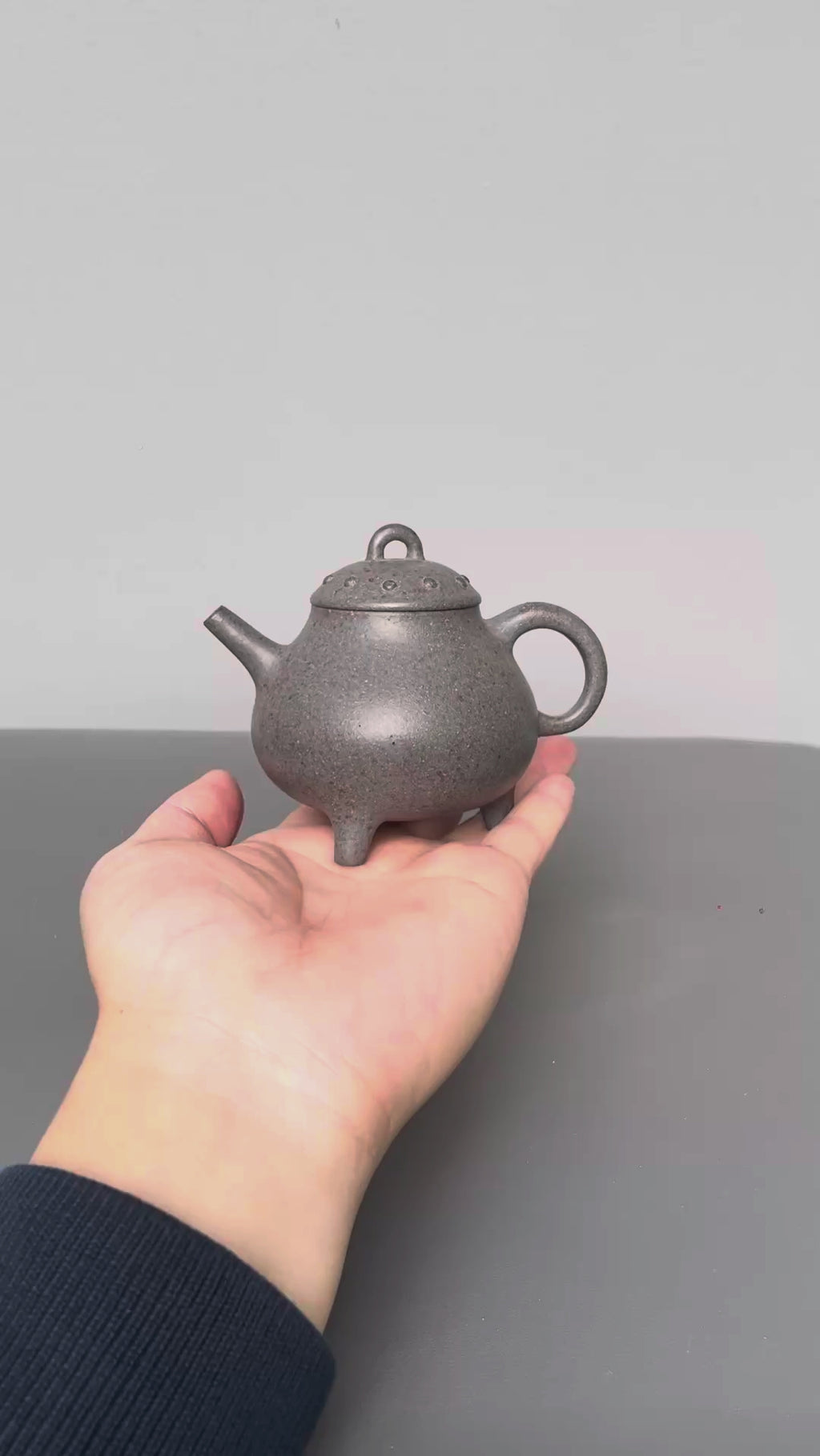 工艺美术师·精致小品佳作《三足鼎壶》收藏重器！原矿天青泥古法还原烧·150cc