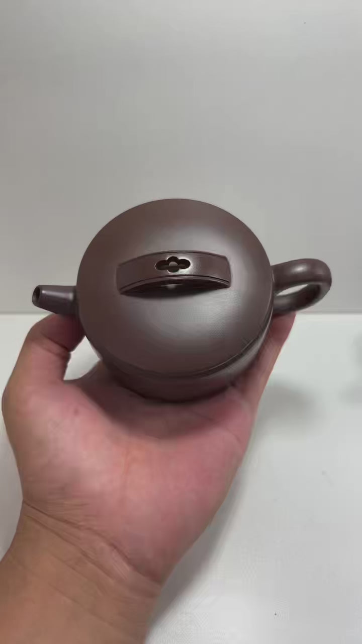 汉瓦 全手工 泥料：老紫泥 作者：张俊杰 容量：200cc