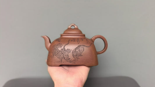 中国紫砂界陶刻巨匠·陈宏林大师精刻稀有五虎【大弧菱壶】潜力无限·极具收藏价值